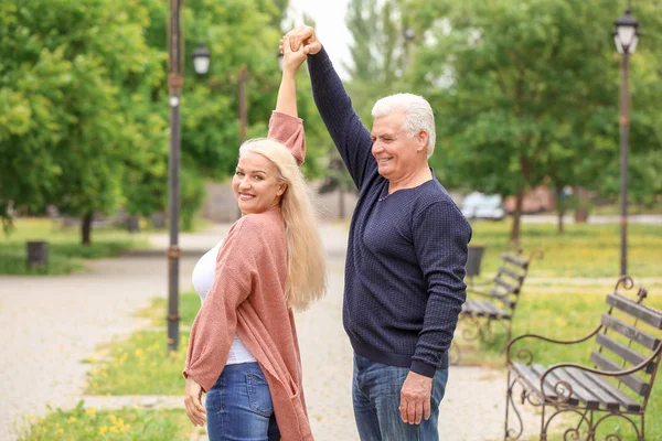 Feliz pareja madura bailando en el parque —  Fotos de Stock