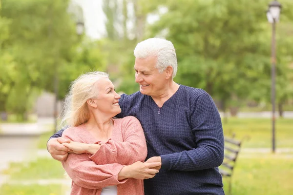 Porträt eines glücklichen, reifen Paares im Park — Stockfoto