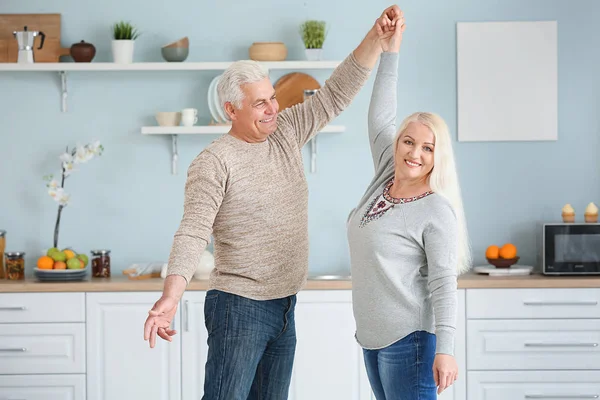 Retrato de pareja madura feliz bailando en la cocina —  Fotos de Stock