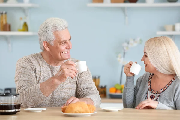 Portret van gelukkige volwassen paar ontbijten in de keuken — Stockfoto