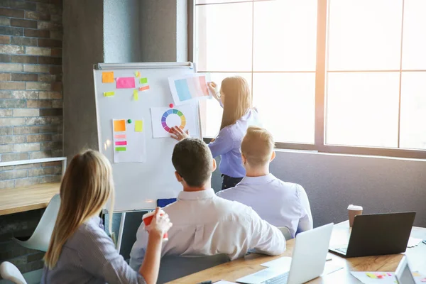 Collega's tijdens zakelijke bijeenkomst in Office — Stockfoto