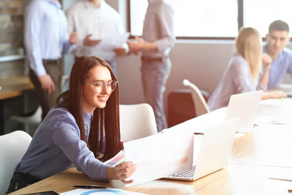 Mujer joven durante la reunión de negocios en la oficina — Foto de Stock