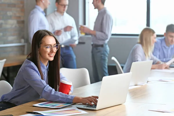 Junge Frau bei Geschäftstreffen im Büro — Stockfoto