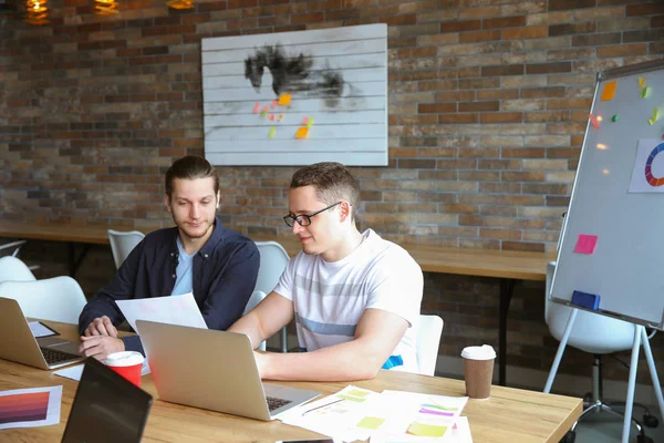 Jeunes ayant une réunion d'affaires dans un bureau moderne — Photo