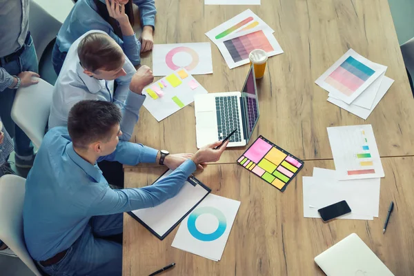 Jonge mensen die zakelijke bijeenkomst in modern Office — Stockfoto