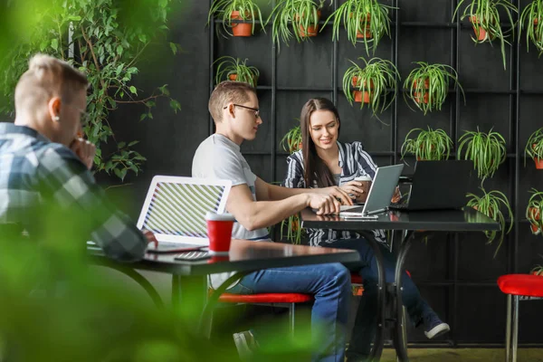 Junge Mitarbeiter während Kaffeepause im Café — Stockfoto