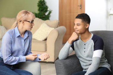 Ofiste genç erkek ile çalışan kadın psikolog