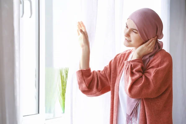 Woman after chemotherapy near window — Stock Photo, Image