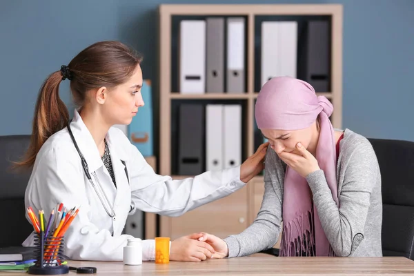 Femeia disperată după chimioterapie vizitează un medic în spital — Fotografie, imagine de stoc