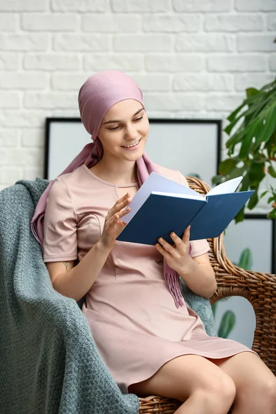 Mulher após quimioterapia livro de leitura em casa — Fotografia de Stock