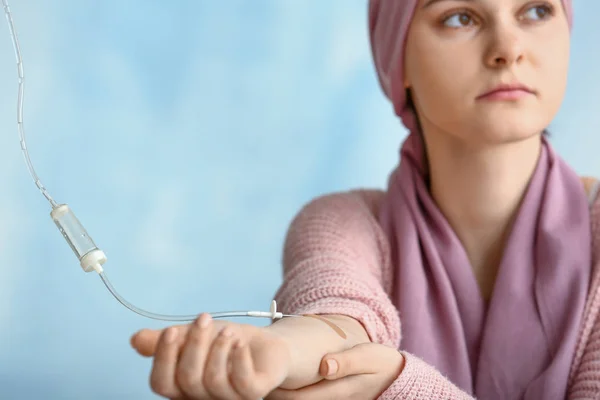 Žena podstupující kurz chemické terapie na klinice — Stock fotografie