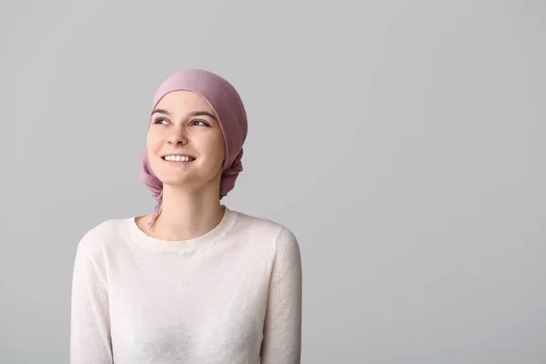 Mujer optimista después de la quimioterapia sobre fondo claro — Foto de Stock