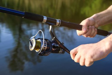 Nehirde balık avlamak, yakın çekim