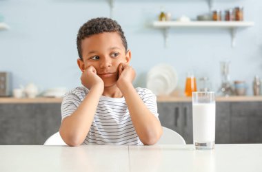 Masada süt cam ile Sevimli Afrikalı-Amerikalı çocuk