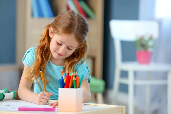 Menina bonito desenho em casa — Fotografia de Stock