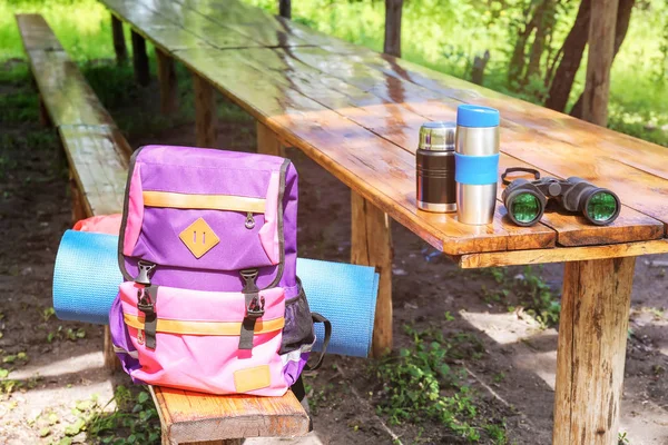 Artículos turísticos en el campamento en el día de primavera —  Fotos de Stock