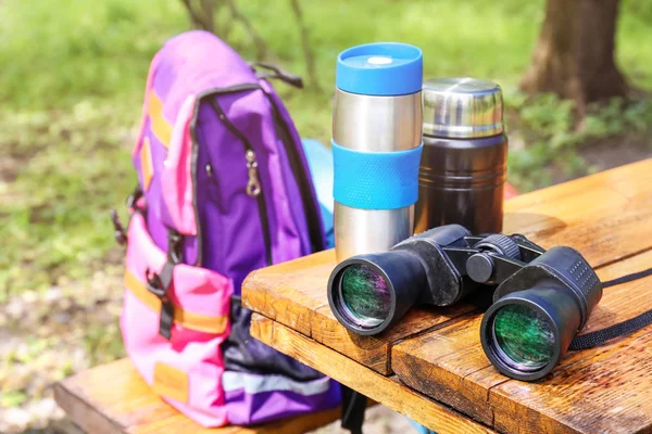 Turista binocular con termos en la mesa en el campamento —  Fotos de Stock
