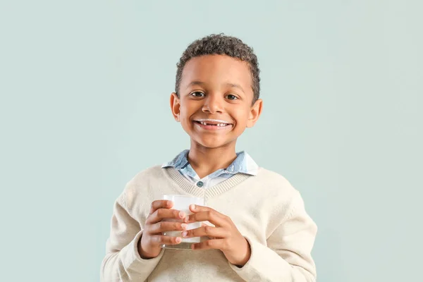 Aranyos afro-amerikai fiú, üveg tej, világos háttér — Stock Fotó