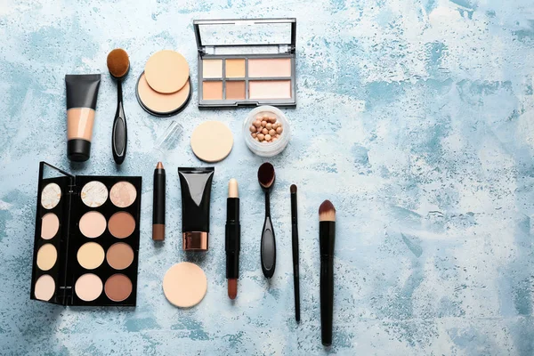 Zestaw kosmetyków do makijażu konturowego na kolorowym tle — Zdjęcie stockowe