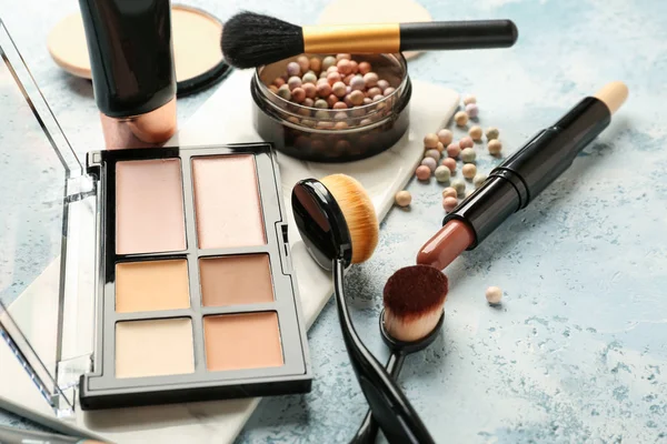 Zestaw kosmetyków do makijażu konturowego na kolorowym tle — Zdjęcie stockowe