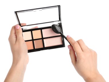 Beyaz arka plan üzerinde makyaj ve fırça şekillendirme için kozmetik ile Kadın eller