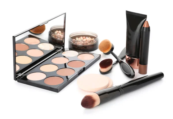 Conjunto de cosméticos para el maquillaje de contorno sobre fondo blanco —  Fotos de Stock
