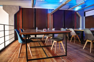 Modern ofisteki konferans salonu.