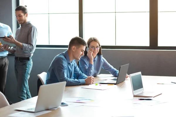 Unga människor som har affärs möten på modernt kontor — Stockfoto