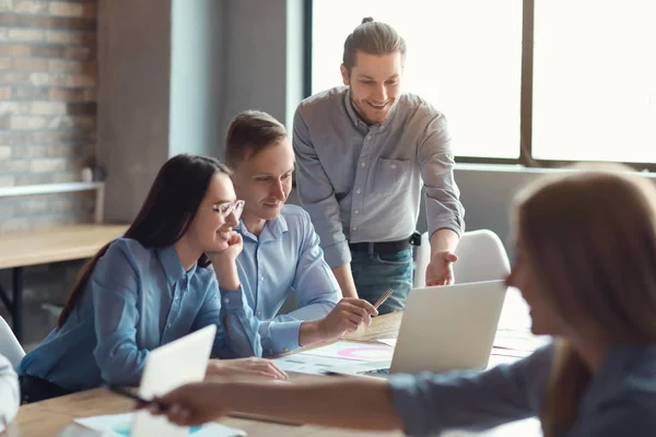 Unga människor som har affärs möten på modernt kontor — Stockfoto