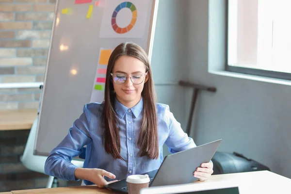 Imprenditrice durante la riunione in ufficio — Foto Stock