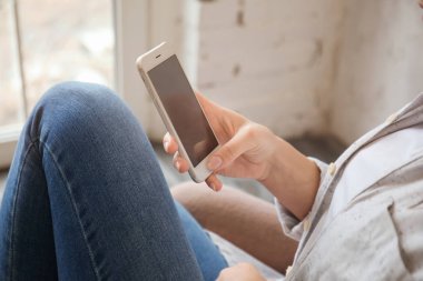 Cep telefonu evde dinleniyor güzel genç kadın, closeup