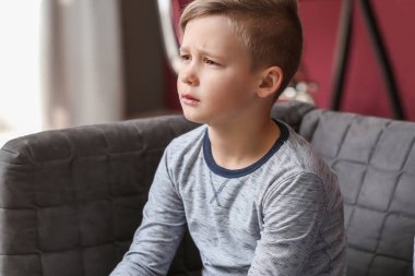 Kadın psikolog ofiste üzgün küçük çocuk ile çalışıyor