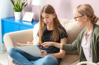 Ofiste genç bir kızla çalışan kadın psikolog.