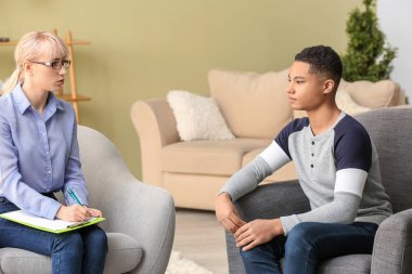 Ofiste genç erkek ile çalışan kadın psikolog