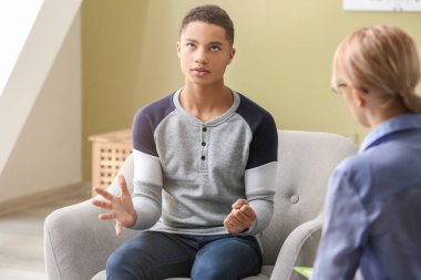 Ofiste genç erkek ile çalışan kadın psikolog