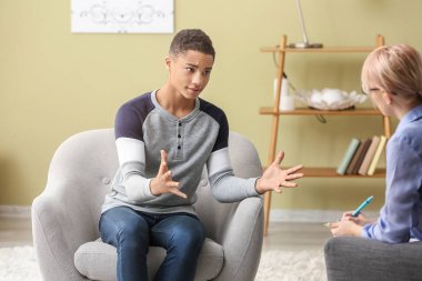 Ofiste genç erkek ile çalışan kadın psikolog