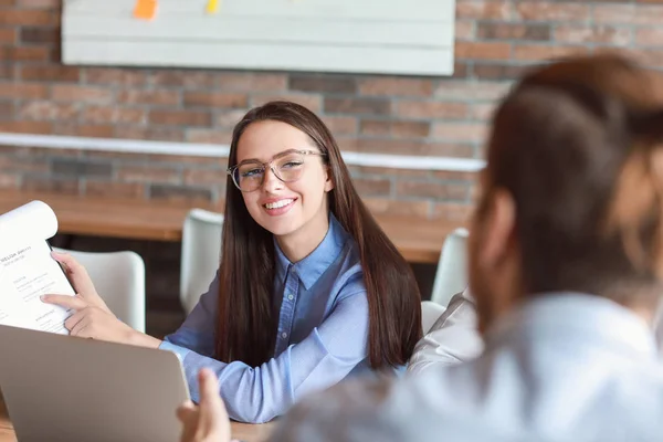 Junge Leute bei Geschäftstreffen im modernen Büro — Stockfoto