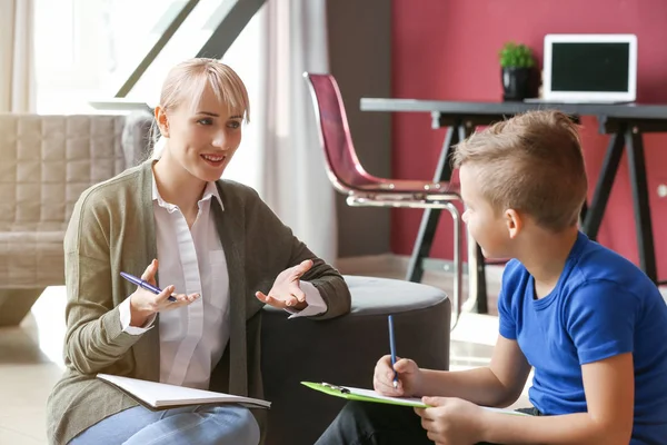 Kvinnlig psykolog som arbetar med liten pojke i Office — Stockfoto