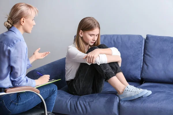 Female psychologist working with teenage girl in office — Stock Photo, Image