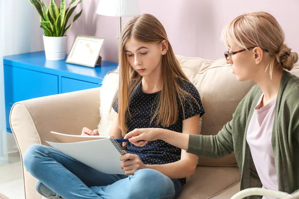 Psycholog pracujący z nastolatką w biurze — Zdjęcie stockowe