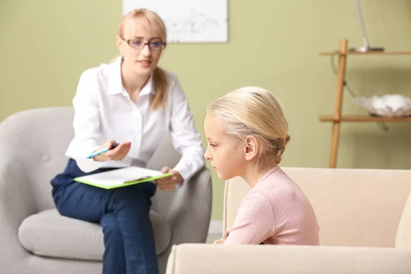 Vrouwelijke psycholoog werkt met kleine meisje in het kantoor — Stockfoto