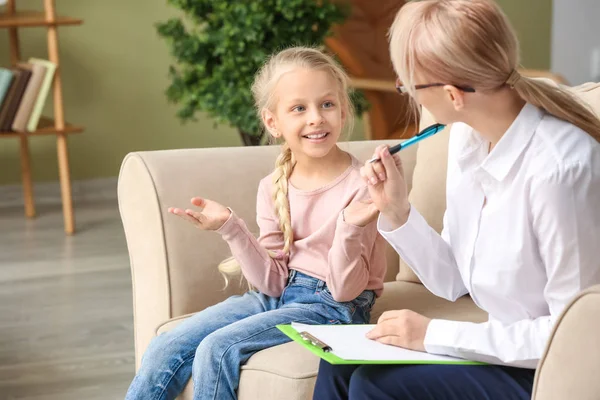 Vrouwelijke psycholoog werkt met kleine meisje in het kantoor — Stockfoto