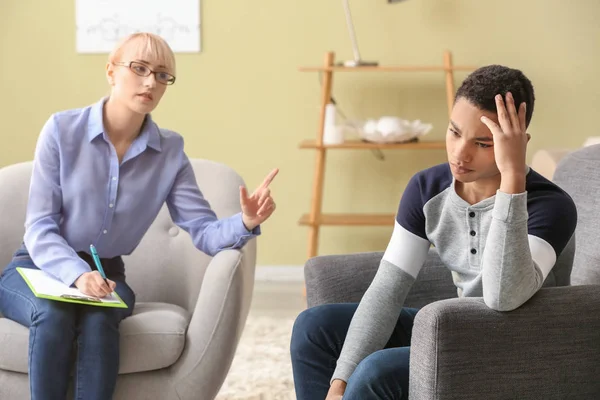 Psicóloga que trabaja con un adolescente en el consultorio — Foto de Stock