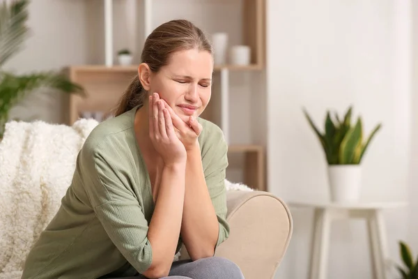 Młoda kobieta cierpi na ból zęba w domu — Zdjęcie stockowe
