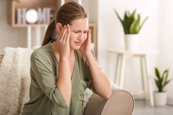 Junge Frau leidet zu Hause unter Kopfschmerzen — Stockfoto