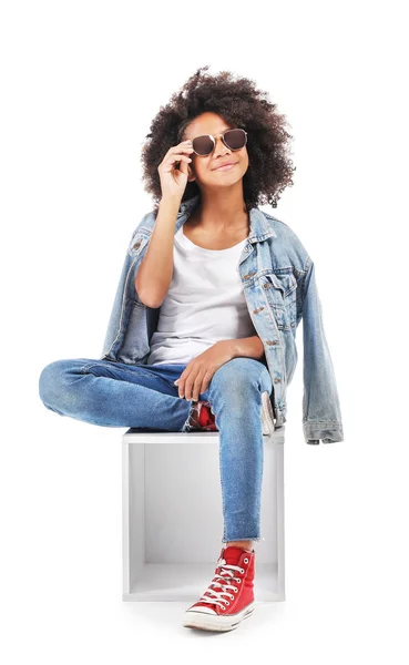 Snygg afro-amerikansk flicka i jeans kläder på vit bakgrund — Stockfoto