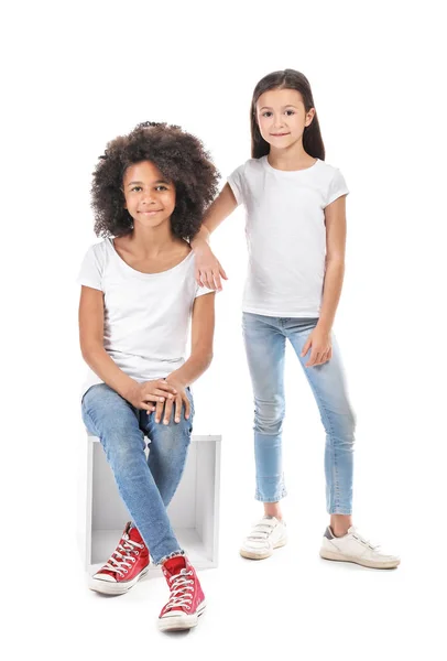 Stilvolle Mädchen in Jeans auf weißem Hintergrund — Stockfoto