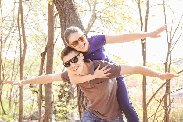 A boldog fiatal párok portréja erdőben — Stock Fotó
