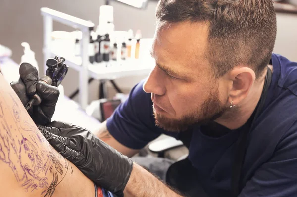 Artista profesional haciendo tatuaje en el salón —  Fotos de Stock