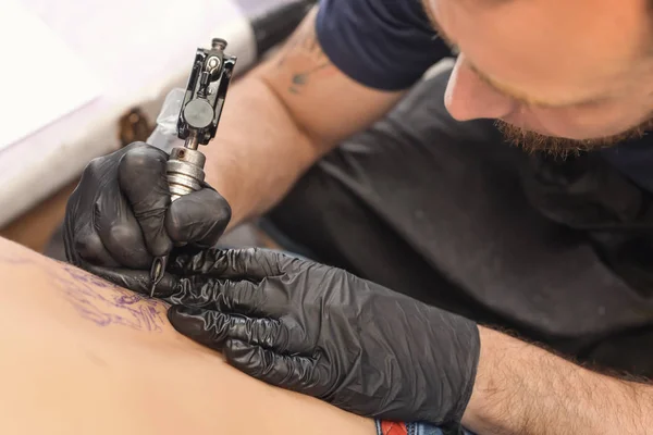 Professionele kunstenaar het maken van tatoeage in salon — Stockfoto